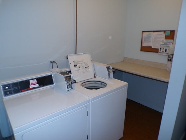 Building Photo - 809 S Dwyer Ave