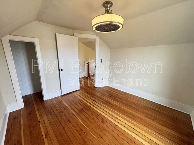 Building Photo - 834 NE Shaver St