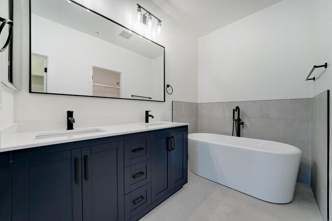 Building Photo - 5550 N 16th St