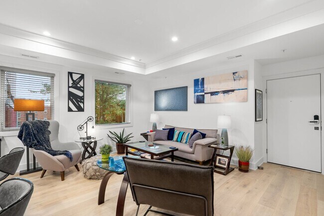 Building Photo - 2 Bed 2 Bath - Adams Morgan Condo - Comple...