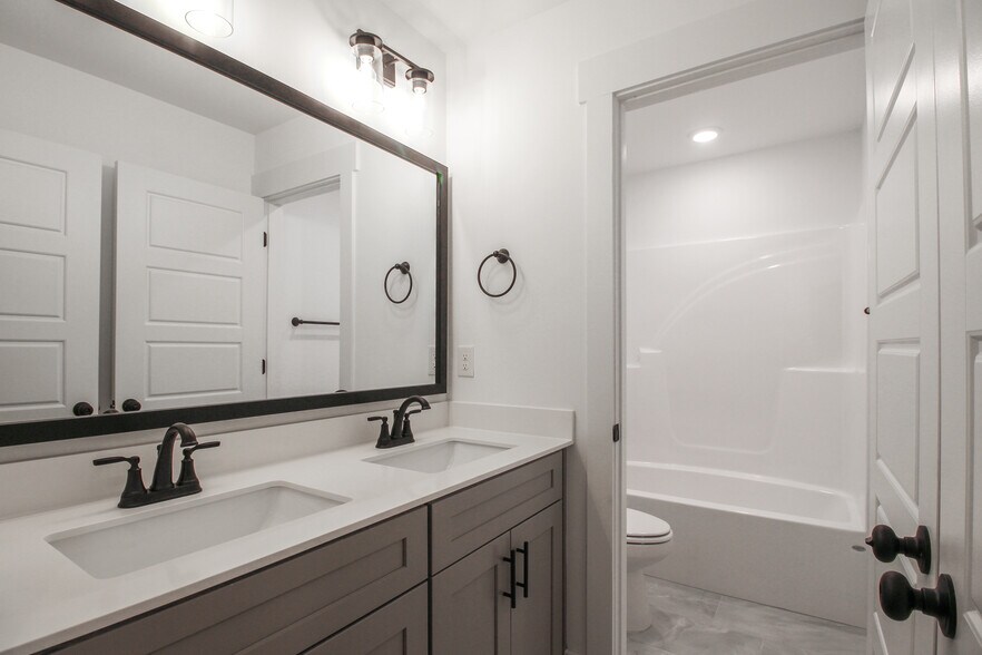 Building Photo - 2036 Warbler Dr