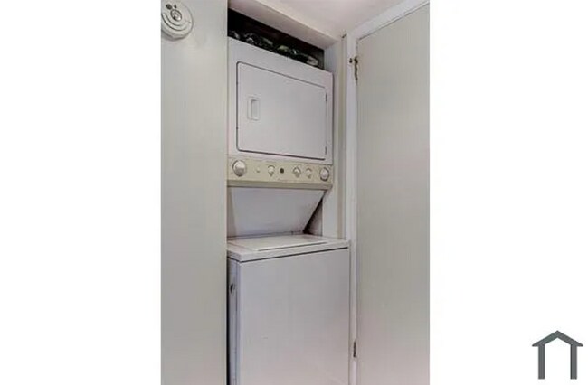 Building Photo - Newly Renovated 2 bedroom Unit for Rent!!