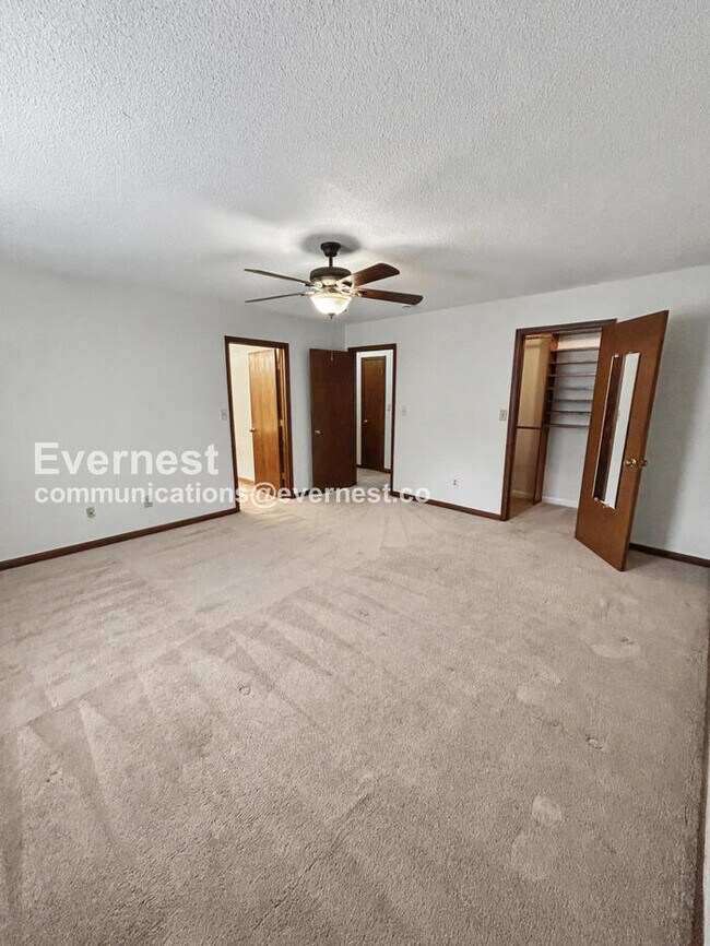 Building Photo - Spacious Condo with 2 bed / 2 bath / Pet Friendly / Available Now!