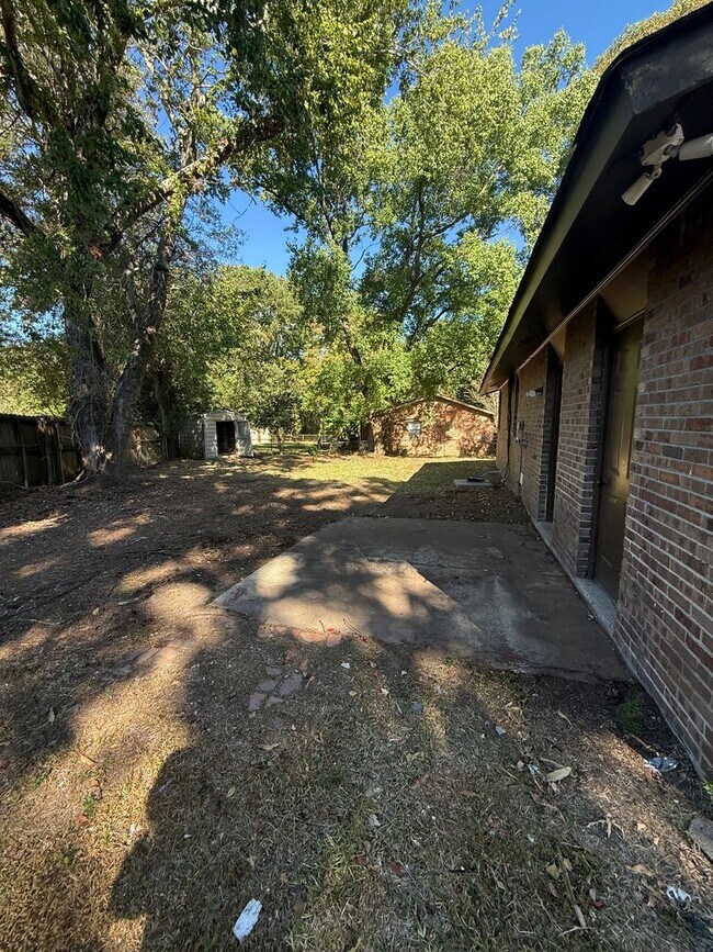 Building Photo - ** 3 Bed 2 Bath located off Wares Ferry road ** Call 334-366-9198 to schedule a self tour