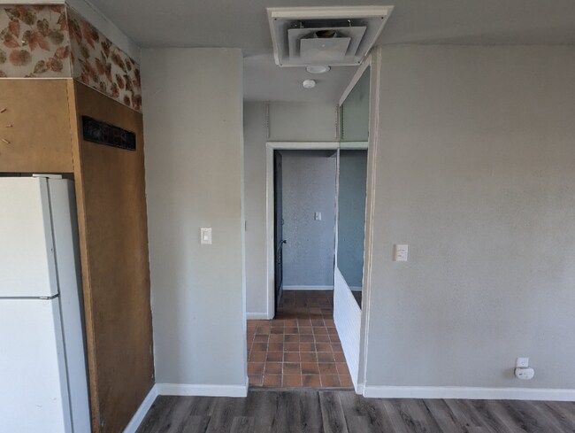 Building Photo - 540 Collins Ave