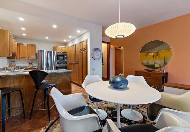 Building Photo - Executive 2BR/3BA Condo with Mountain View...