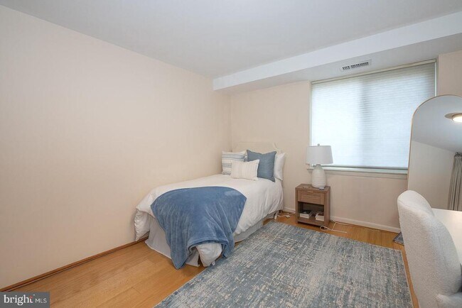 Building Photo - 1637 Oakwood Dr