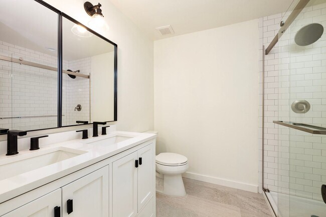 Building Photo - 3 Bed/2 Bath + Office Den - Downtown Santa Barbara