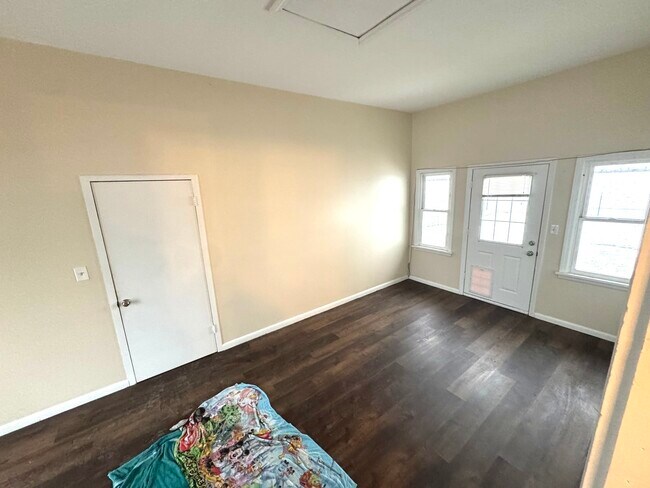 Building Photo - 11268 Faxon Rd