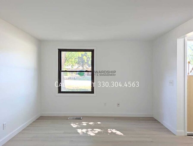 Building Photo - 376 Oak Mnr Ave NE