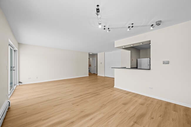 Building Photo - 10385 Dearlove Rd