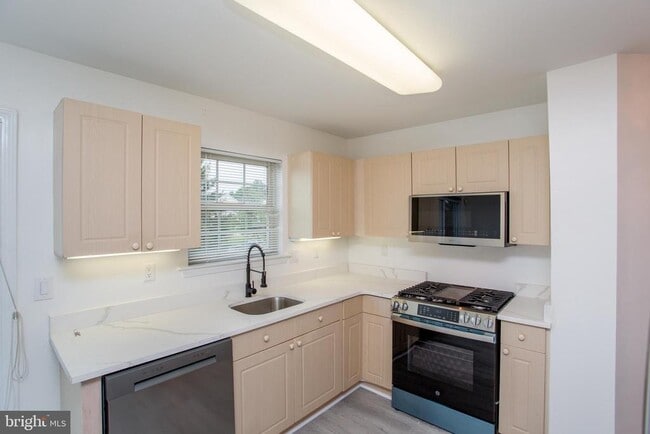 Building Photo - 1108 Julian Dr W