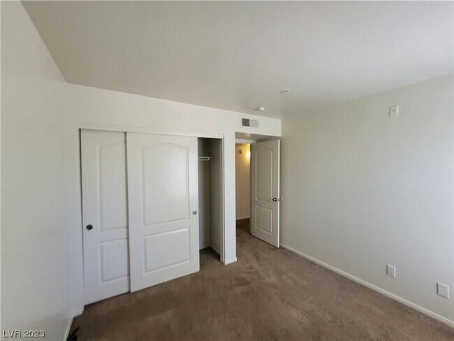 Building Photo - 2121 Blue Breeze Dr