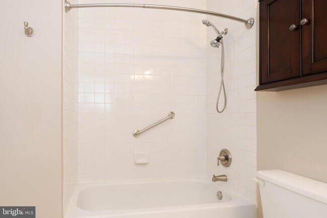 Building Photo - 2204 Westcourt Ln