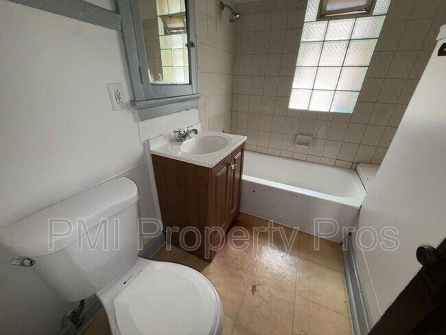 Building Photo - 2222 W Finn Pl