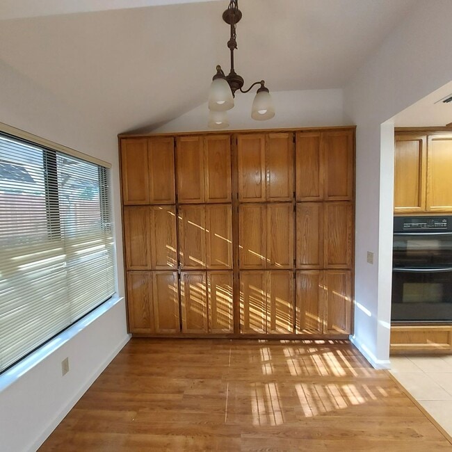 Building Photo - Nice 3bed and 2 bath home; excellent Roseville location