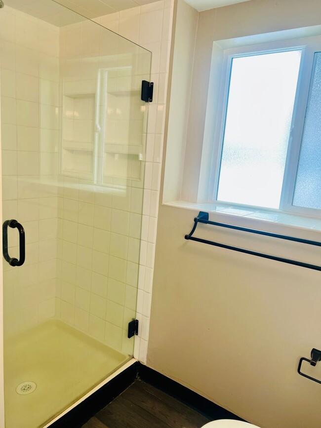 Building Photo - Half of a Duplex Available - 4 Bedroom 2 Bathroom in Lakewood