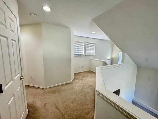 Building Photo - Bothell Townhouse