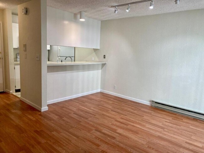 Building Photo - 395 Imperial Way