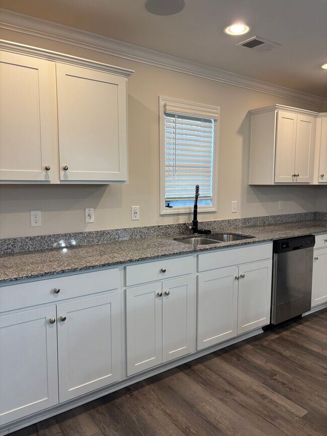Building Photo - 5 bedroom 3 bath home in Pocalla Springs
