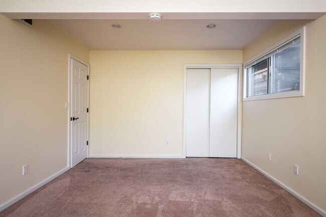 Building Photo - CONDO W/ A VIEW!!! CLOSE TO OHSU,PSU and M...