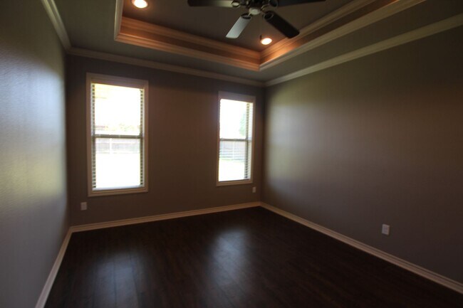 Building Photo - Beautiful 3 Bedroom 2 Bath Coming Soon in ...