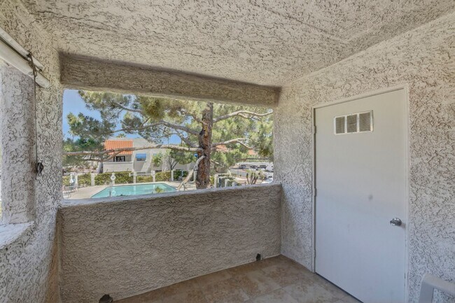 Building Photo - Upgraded 2 bedroom 2 bath upstairs condo