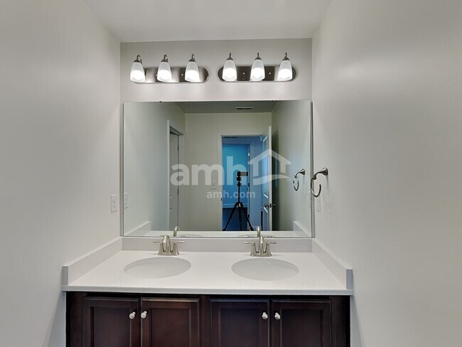 Building Photo - 106 Larragan Dr