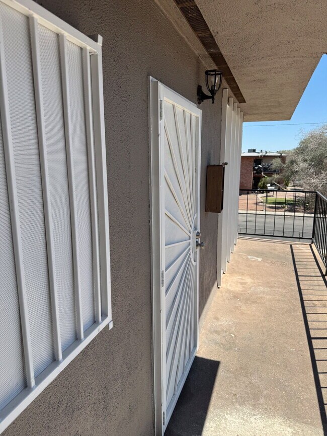 Building Photo - First month's rent 1/2 off!  Ideal 2nd floor unit refreshed and ready to lease!