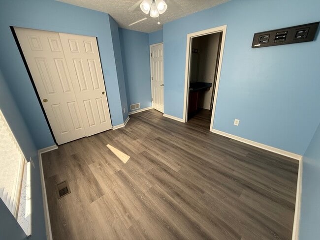 Building Photo - Updated 3 Bed, 2.5 Bath Home