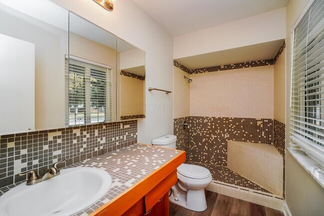 Building Photo - 9548 Brookside Dr