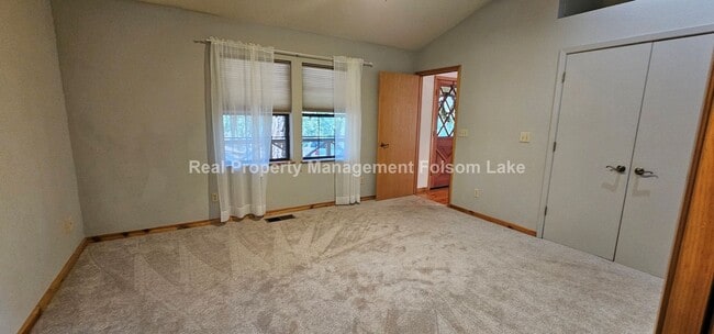 Building Photo - Charming 1-Bedroom Retreat in Desirable Ch...