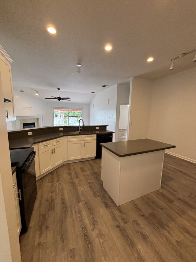 Building Photo - 1045 Drakefeather Dr