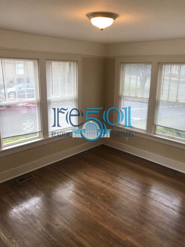 Building Photo - 1305 Kavanaugh Blvd