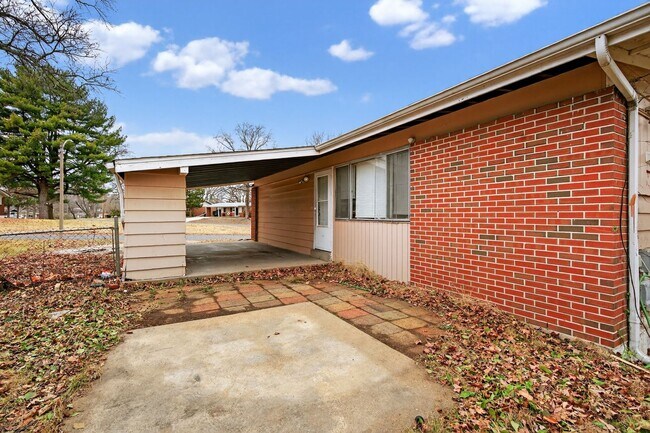 Building Photo - Updated 3-Bedroom Home with Fenced Yard in Florissant