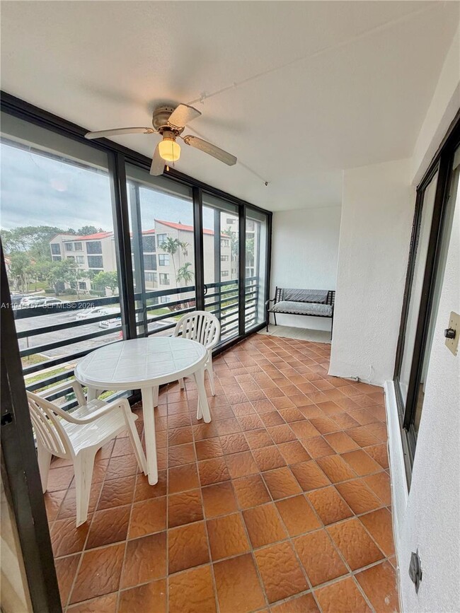 Building Photo - 2324 S Cypress Bend Dr