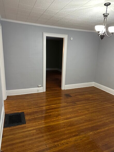 Building Photo - 144 Chapin St