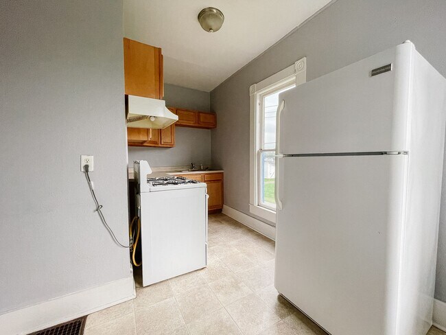 Building Photo - Near Local Shops and Restaurants