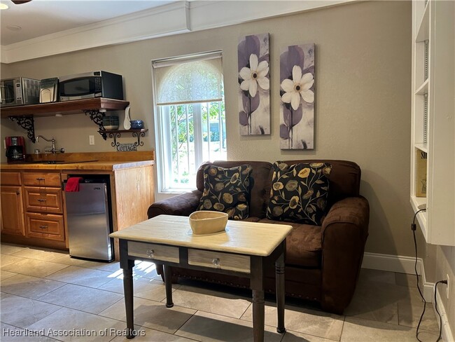 Building Photo - 2650 Lakeview Dr