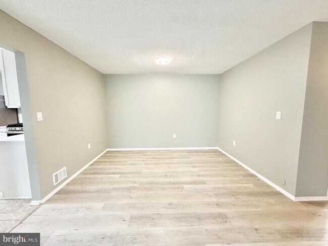 Building Photo - 44 Cheverny Ct