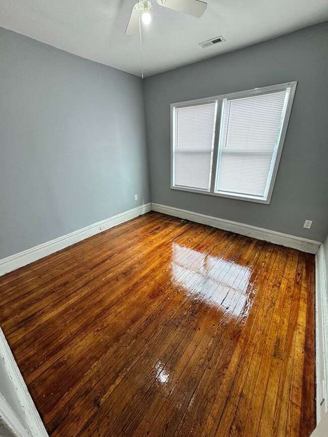 Building Photo - 5 bed 2 bath, central all electric HVAC, laundry, fenced yard house!