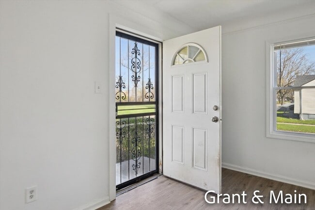 Building Photo - $1249 3 bedroom bungalow