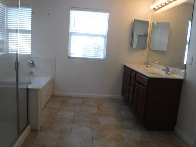 Building Photo - 1257 Kensington Dr