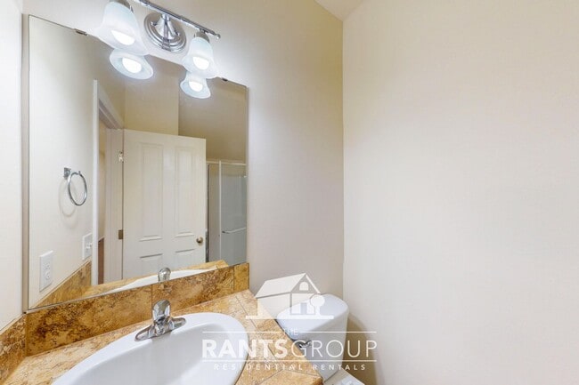 Building Photo - 5-Bedroom Home in Eagle Court with Easy I-...