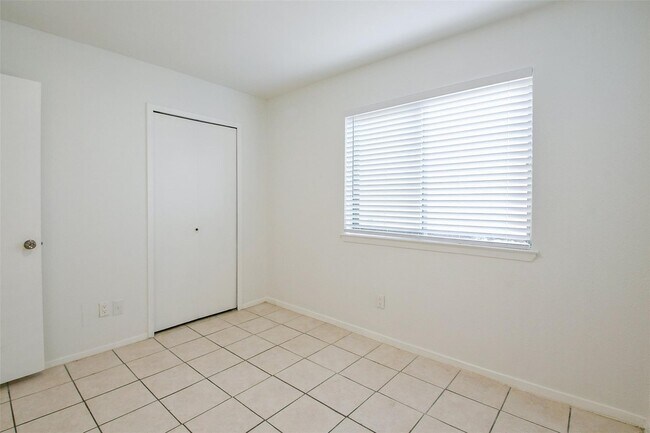Building Photo - 5635 Greenhill Forest Dr