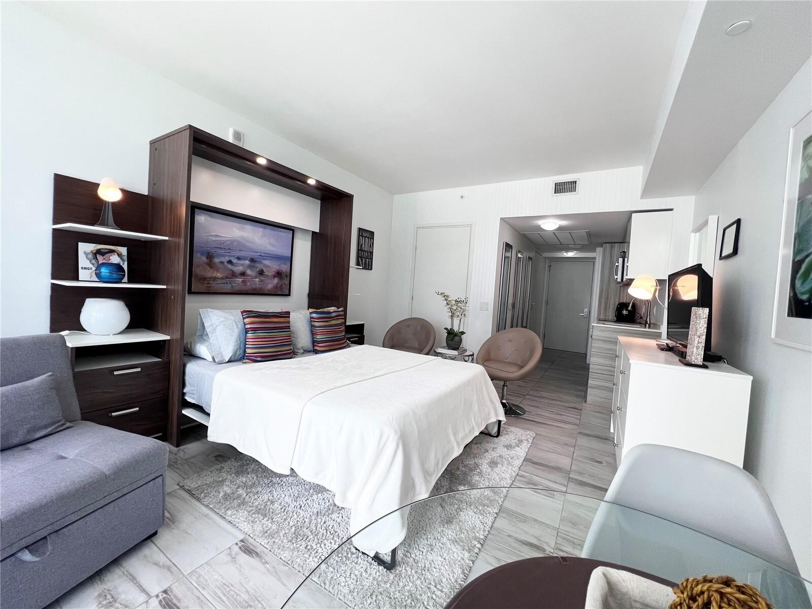 Building Photo - 1300 Brickell Bay Dr