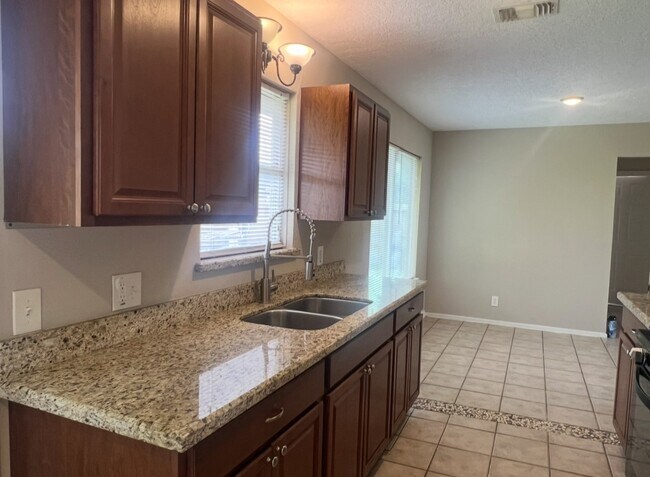 Building Photo - 1305 Serpentine Dr