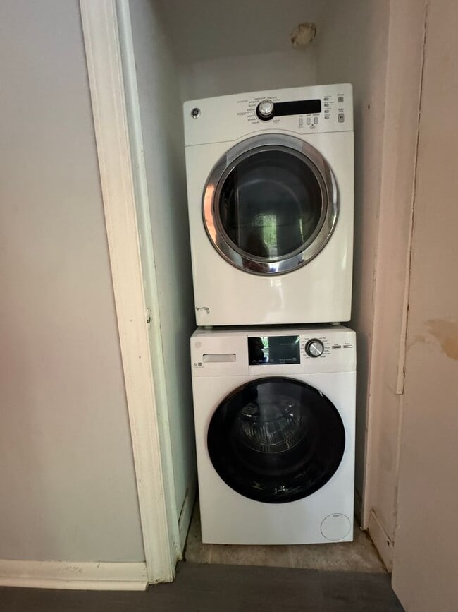 Building Photo - Private and convenient 3 bed/1 bath with large backyard