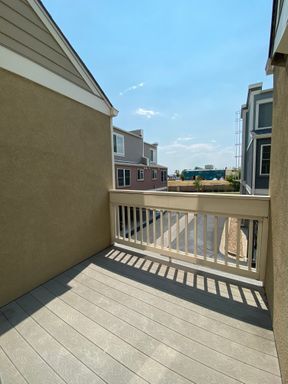 Building Photo - Renovated 2 Bedroom 2.5 Bathroom Condo in ...