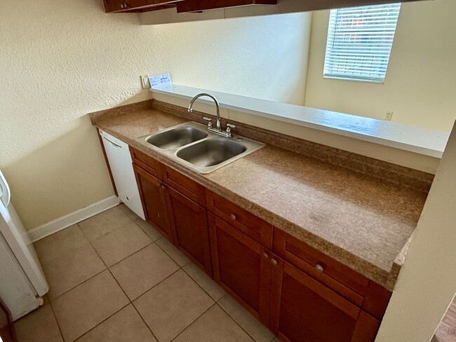 Building Photo - 2/1.5 Townhome located in Tampa with Priva...